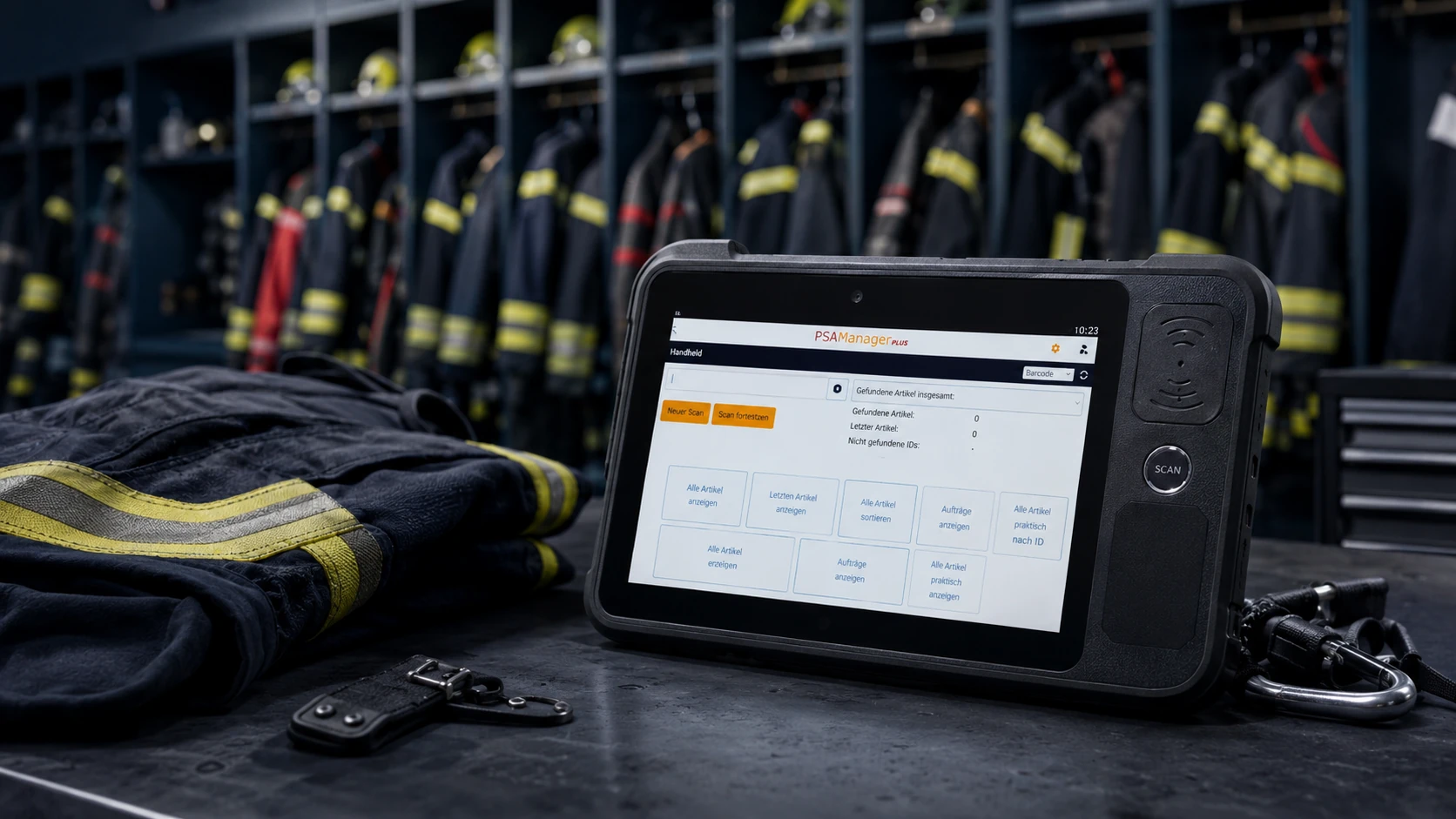 Robustes Tablet mit PSA Manager Plus vor einer geordneten europäischen Feuerwehr-Kleiderkammer